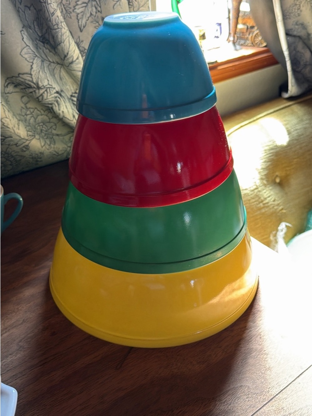Pyrex Stackable Mixing Bowls in Blue, Red, Green, Yellow